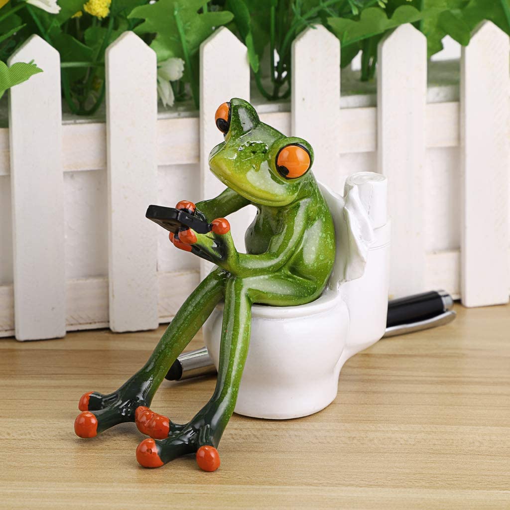 3D Craft Frog Figurine Statue Pencil Holder, Funny Green Frog Texting On Toilet for Tabletop Decoration